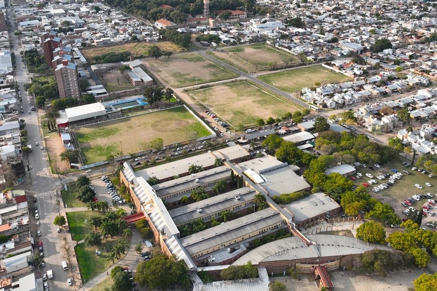 La falta de presión afecta al complejo habitacional de 120 viviendas que se ubican a espaldas del Hospital de Niños. Foto: Fernando Nicola