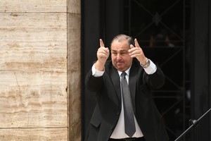 “A la calle”, fue el pedido que le hizo el intendente a todo el personal municipal, que salga a los barrios a trabajar.

Mauricio Garín.