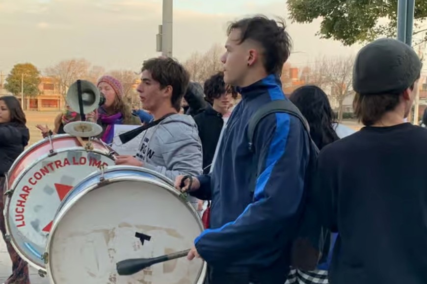 Jóvenes reclamando justicia frente a la escuela.