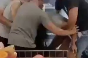 “No podés venir a arrebatar acá flaca”, se escucha gritar a una de las dos protagonistas del hecho.