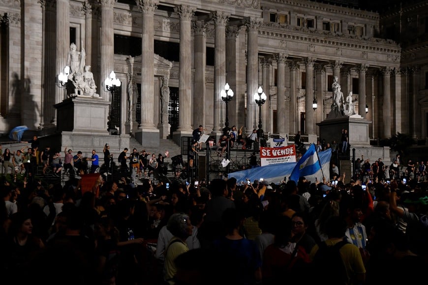 Manifestantes este miércoles por la medianoche en el Congreso. Crédito:  Raúl Ferrari / Télam
