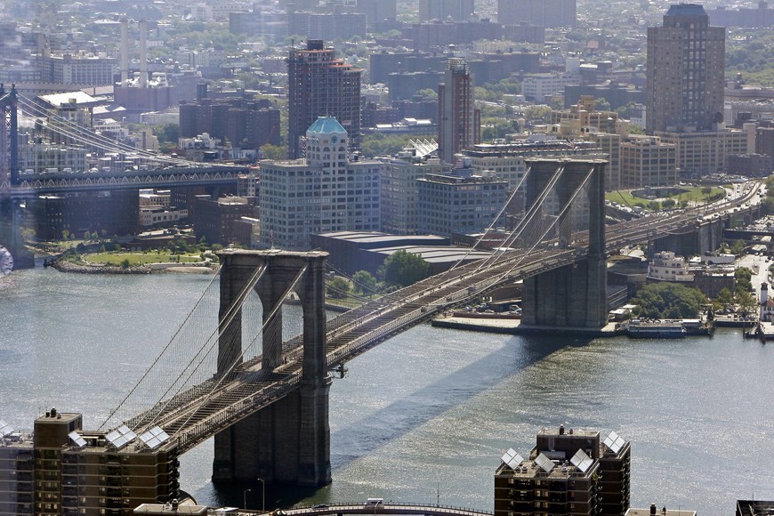 a view of the brooklyn bridge from the top of 7 world trade center building in new york city august 17, 2006. reuters_peter foley (united states) vista horizonte puente de brooklyn nueva york eeuu world trade center reconstruccion nueva vista costa manhattan
