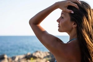 Cuidar tu cabello durante el verano requiere un poco de esfuerzo y atención extra, pero los resultados valen la pena.