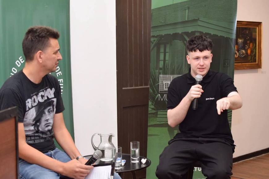 El reconocimiento a este talentoso músico y artista local tuvo lugar a sala llena en el Museo Murray de Funes, donde recibió diplomas tanto del Intendente de Funes como de la Escuela "Raúl Arino", donde realizó sus estudios secundarios.