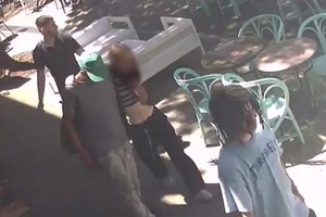 Seis jóvenes fueron acusados y quedaron detenidos tras el aberrante hecho.