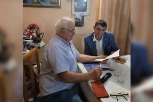 Italo Cassina lee la carta enviada por el entonces intendente Luis Castellano al sindaco de Fossano, Dario Tallone.