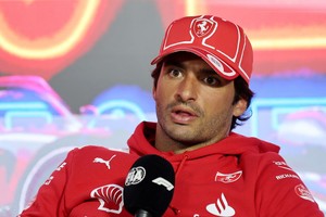 Sainz, el único piloto que pudo cortar con la hegemonía de Red Bull en esta temporada con su victoria en Singapur. Crédito: Reuters/Mike Blake