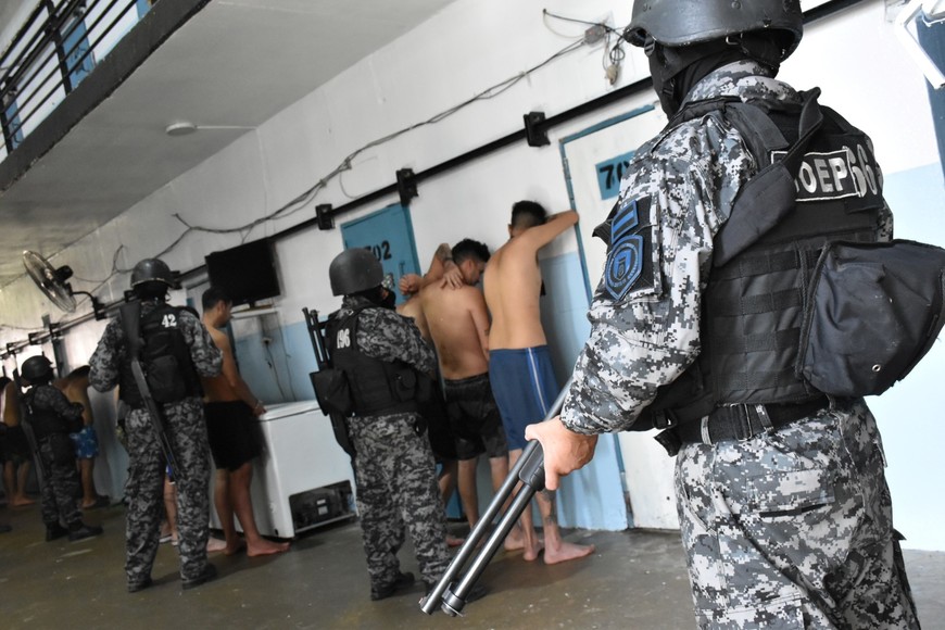 Se secuestraron celulares, cargadores y elementos cortopunzantes.