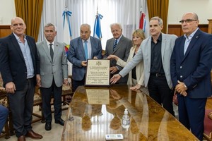 Completo el Tribunal de Cuentas fue a la Corte a recibir una plaqueta de reconocimiento por los 50 años de la institución. Crédito: Gentileza Corte Suprema de Justicia.