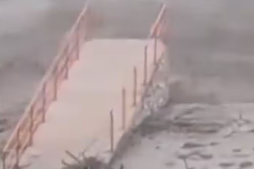 La fuerza y caudal del alud arrancó el puente peatonal