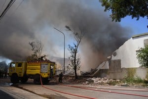 Dos grandes superficies incineradas en la ciudad capital pusieron en crisis los controles y prevención en materia de incendios. Crédito: Guillermo Di Salvatore