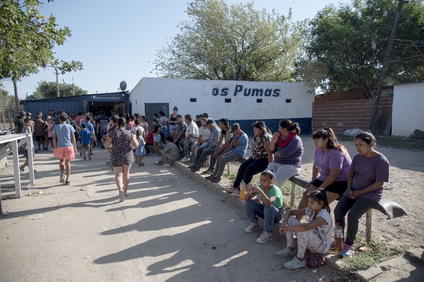 Tras la muerte del pequeño Máximo, una pueblada se desató en barrio Empalme Graneros de Rosario. Fue un caso con repercusión nacional. Crédito: Marcelo Manera