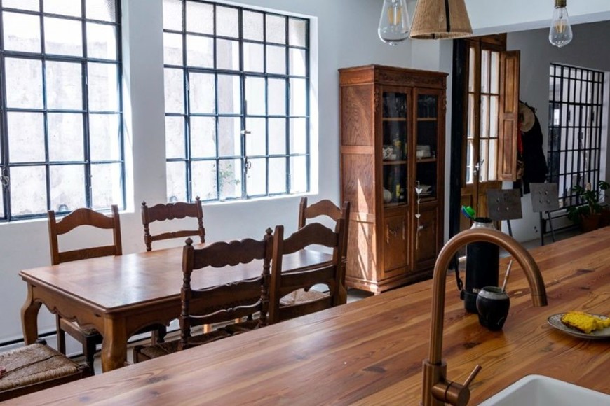 En cuanto a los materiales, se propusieron reducir al mínimo el uso de los materiales, recuperando la mayor cantidad de lo ya existente, local y artesanal apoyando a los artistas, artesanos locales.