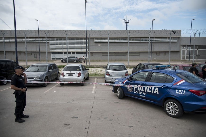 El mismo día que mataron a Jimi Altamirano, balearon una comisaría de Villa Gobernador Gálvez, donde dejaron un mensaje mafioso. Marcelo Manera