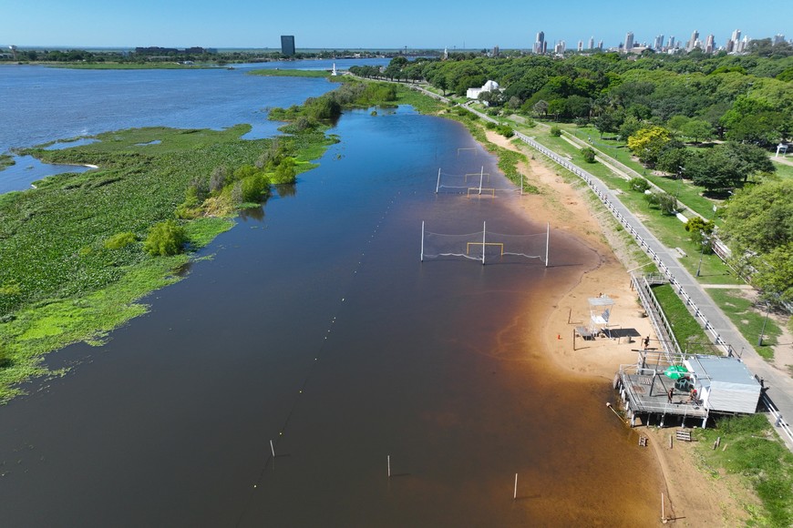 Casi nada de arena en las playas santafesinas. Foto: Fernando Nicola