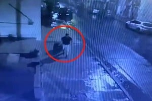 El parricida fue captado por una cámara de seguridad en la vía pública.