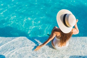 El cloro es esencial para mantener las piletas en buen estado, pero no queremos que afecte nuestra piel y cabello.