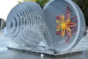 La intervención artística "Deja tu Huella en Funes" durante el fin de semana agregó un toque especial, con instituciones y vecinos dejando su marca en la escultura que ahora enmarca uno de los principales accesos a la ciudad. Foto: Gentileza