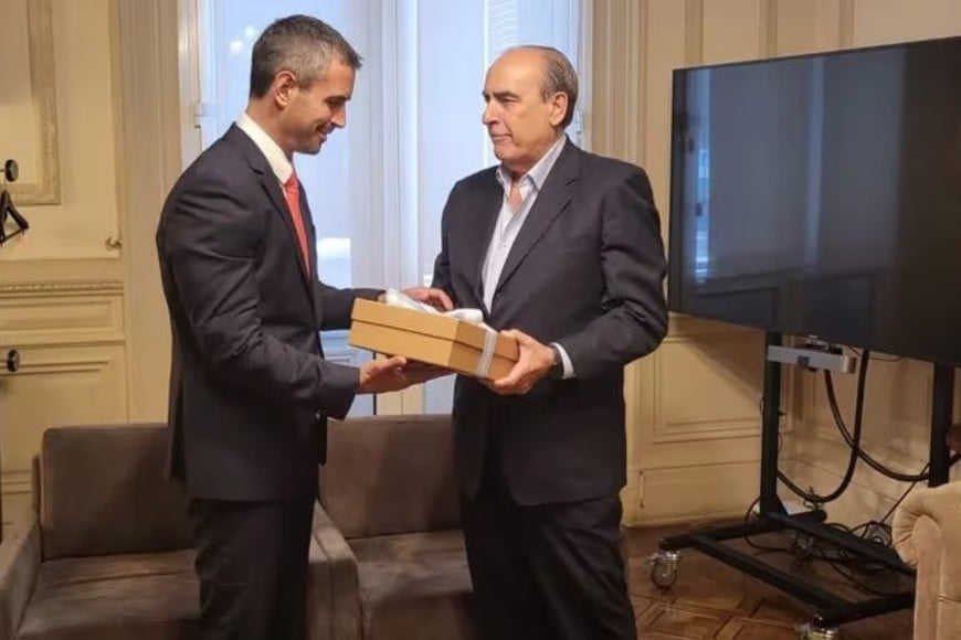 El ministro del Interior, Guillermo Francos, fue el encargado de hacerle entrega del proyecto en persona al presidente de la Cámara de Diputados, Martín Menem.