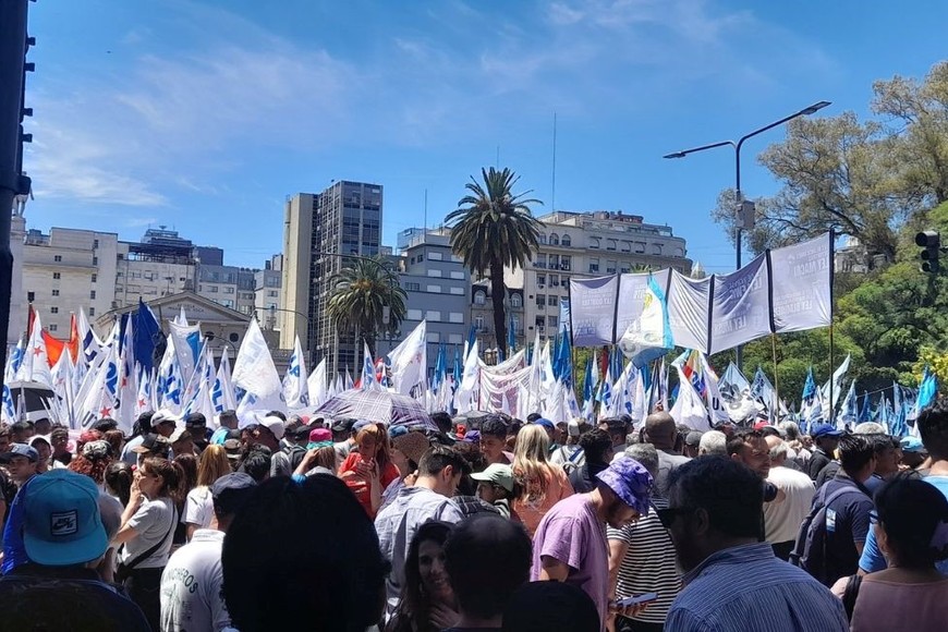 La CGT llevó a cabo una masiva protesta en Plaza Lavalle
