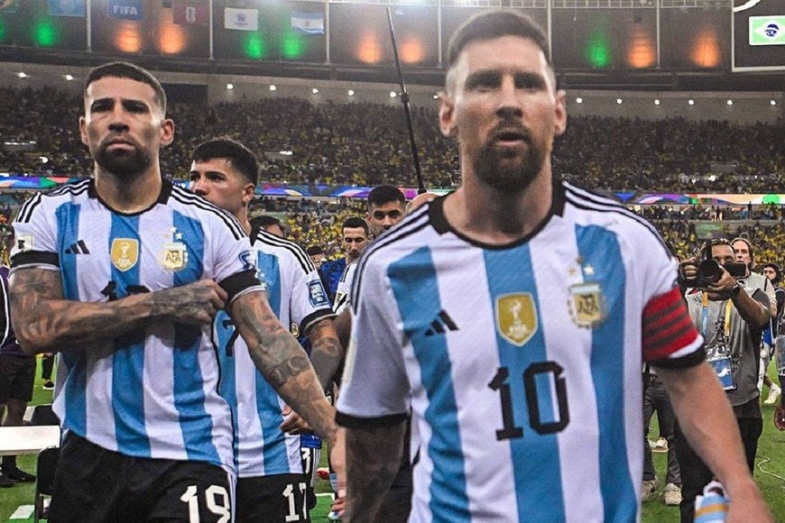 Messi sigue haciendo historia con la Selección: ahora le propinó su primera derrota como local a Brasil en Eliminatorias, nada menos que en el Maracaná. Detrás suyo, Nicolás Otamendi, autor del único gol del partido.