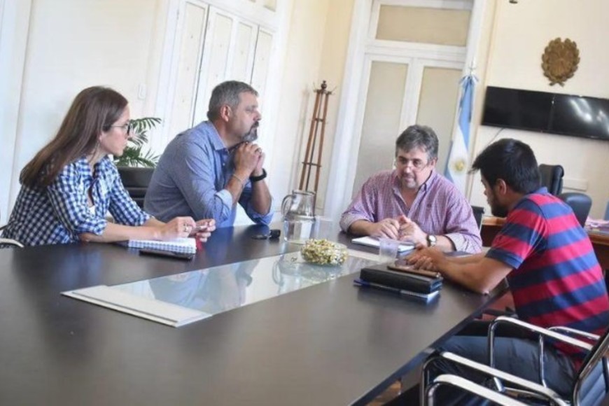 El intendente Ricardo Ramírez, su secretario Francisco Ávalo y el Ministro Pablo Cococcioni y la Secretaria de Asuntos Penales Lucía Masneri, se reunieron en Santa Fe este martes.  Foto: Municipalidad de Coronda.