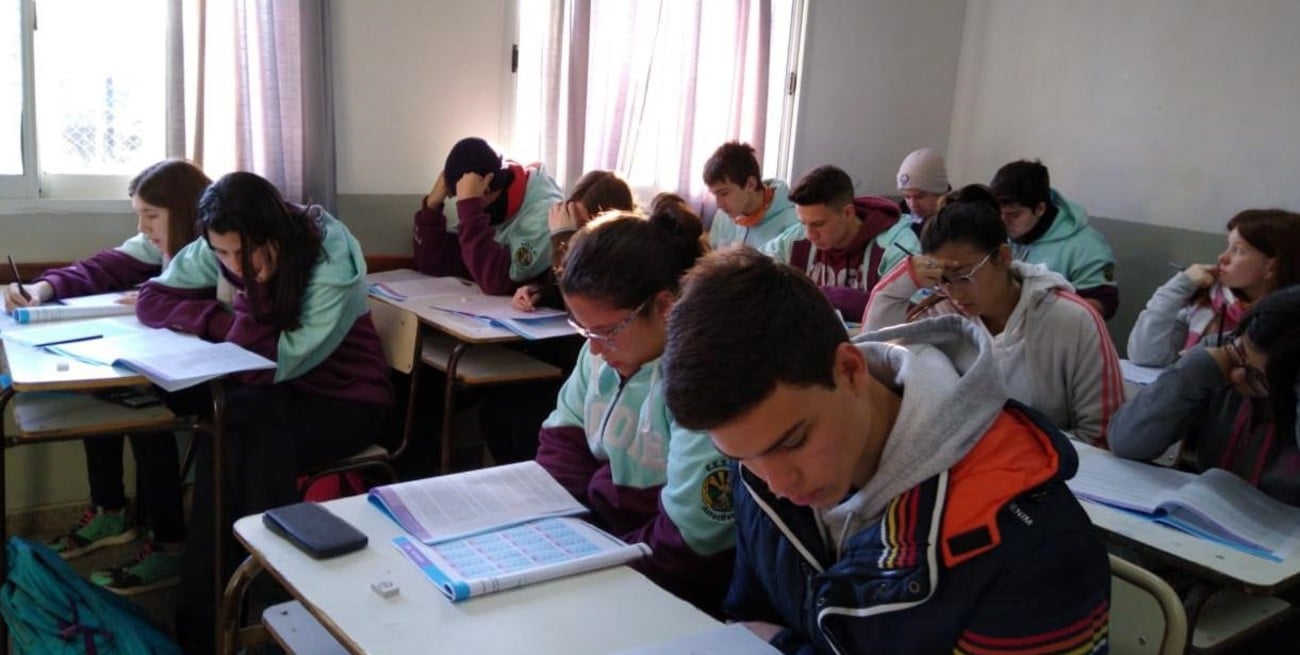 Educación en la ley ómnibus: examen final en secundaria y universidad arancelada para extranjeros no residentes