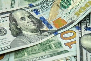 El dólar se mantiene por debajo de los $ 1.000 en todos los segmentos.