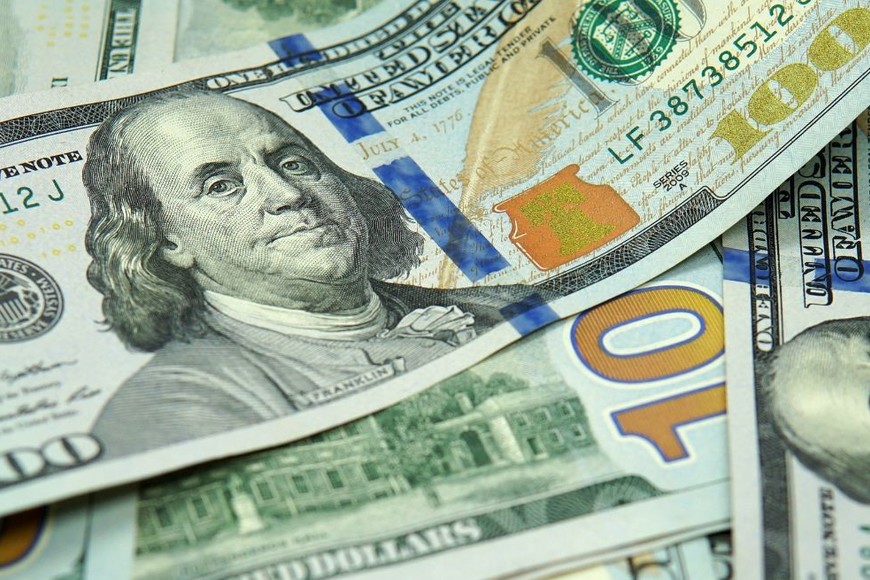 El dólar se mantiene por debajo de los $ 1.000 en todos los segmentos.