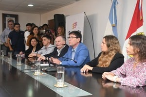 El ministro de Educación estuvo acompañado por legisladores. Entre otros temas, dijo que "hubo una subejecución del presupuesto destinado a edificios escolares" en la gestión anterior.