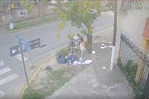 Enchastre. Así se ve el sector: basura tirada, bolsas rotas y una vecina que va a dejar sus propios residuos domiciliarios. Crédito: El Litoral