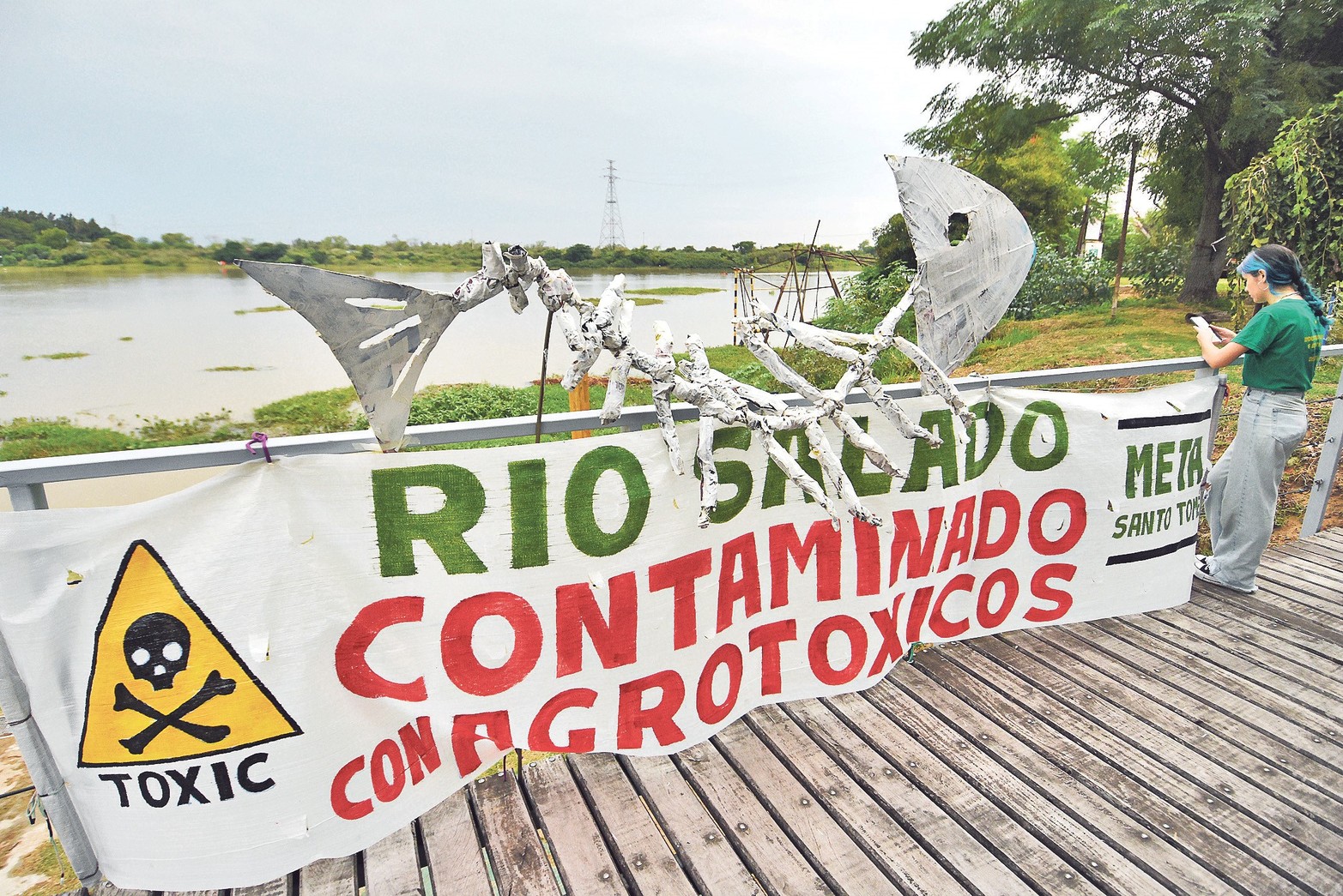 La alta contaminación del río Salado convocó a una multitudinaria charla. El científico de Conicet Rafael Lajmanovich ofreció detalles de la investigación que determinó valores récord mundial de polución por agrotóxicos en ese río.