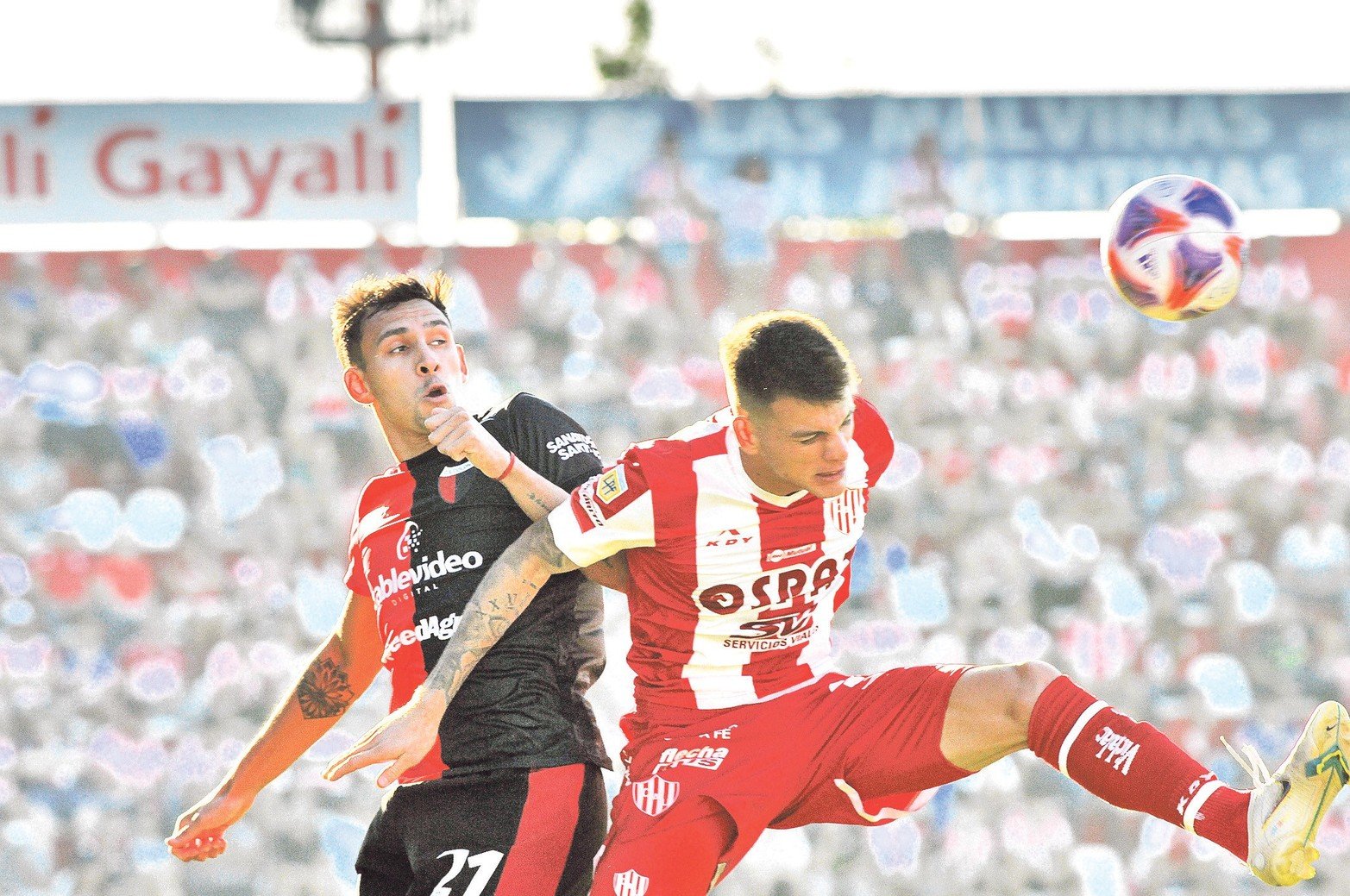 El clásico fue empate nuevamente. En 60 partidos, la mitad fueron empate. Unión ganó en 17 oportunidades y Colón en 13. El Tate marcó 61 goles y el sabalero 54. Kevin Zenon y Eric Mezan disputan una pelota.