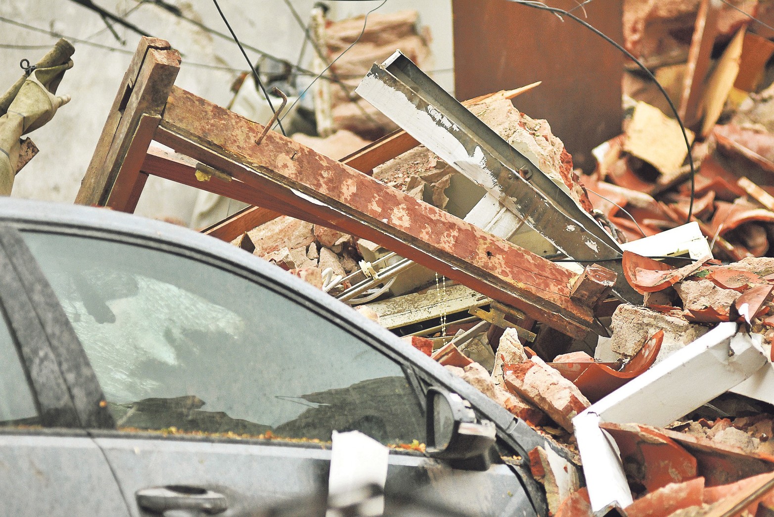 El Rosario quedó colgado. En barrio Mariano Comas una vivienda se vino abajo luego de que por un escape de gas explotara y se prendiera fuego. Los ocupantes -volvían de vacaciones- pudieron salir ilesos.