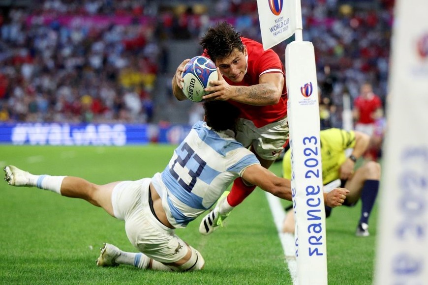 El histórico tackle de Matías Moroni que evitó el try de Gales y selló el pase de Los Pumas a las semifinales. Crédito: Prensa UAR.