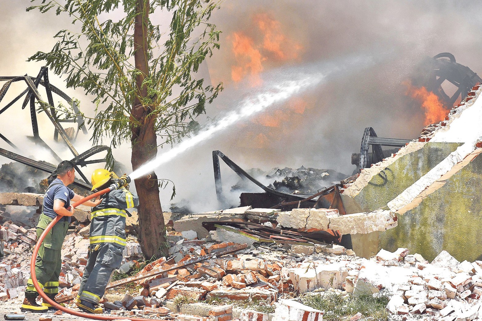Voraz incendio en una distribuidora. El jueves 5 de enero se registró un incendio en las instalaciones de una distribuidora. Bomberos y policías llegaron para resguardar la seguridad de los vecinos y extinguir el foco ígneo.