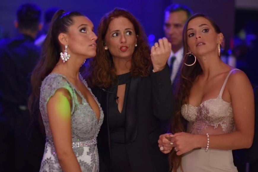 Durante el evento, la organizadora se encarga de coordinar cada detalle, desde supervisar a los proveedores hasta asegurarse que los homenajeados estén relajados y disfruten de su día.