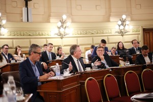 El presidente provisional del Senado Felipe Michlig, junto al jefe de la bancada radical Rodrigo Borla. Ambos destacaron que ya se han aprobado 15 normas de fondo pedidas por el gobernador Maximiliano Pullaro. Gentileza Senado de Santa Fe