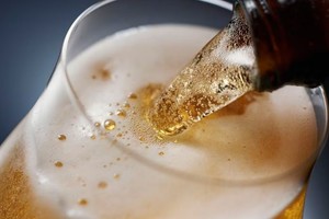 El violento episodio se desencadenó cuando uno de los hombres le pidió a los otros dos que se fueran, porque se habían quedado sin alcohol.