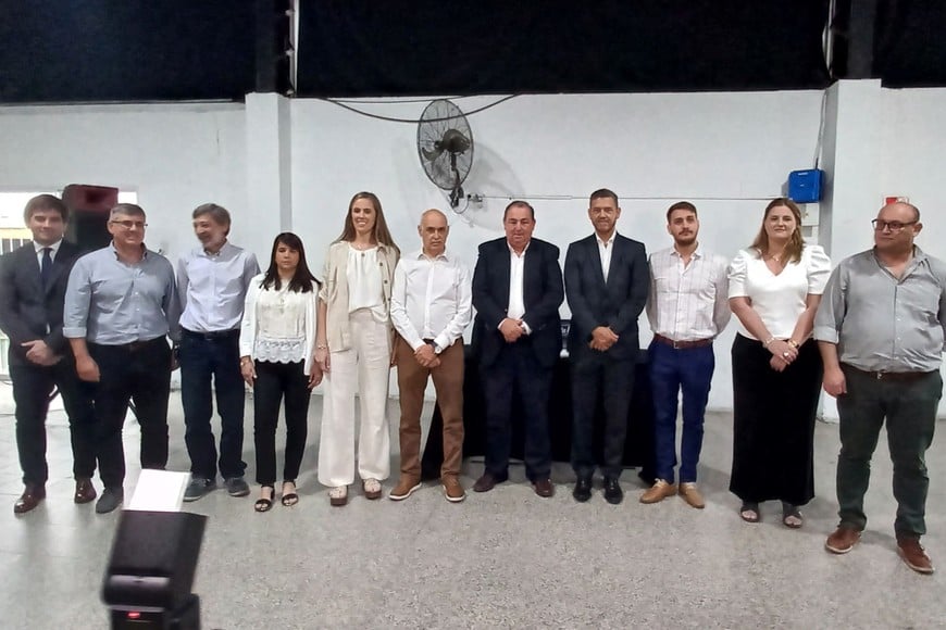 El intendente capitalino, con el equipo completo de secretarios, más el Fiscal Municipal, Miguel Molinari (el primero a la izquierda).