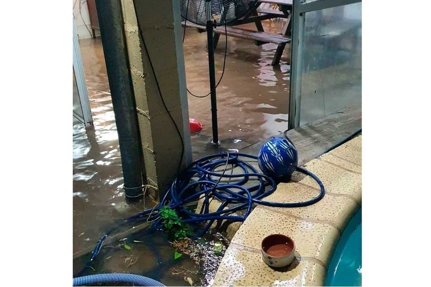 Por la fuerza del temporal, el agua ingresó a algunas viviendas.