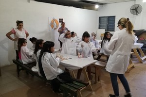 Como parte del programa de alfabetización y divulgación de la ciencia, se realizó Las Lomas el primer taller de ciencia. Los chicos se entretuvieron con la elaboración de helado, utilizando una mezcla de hielo y sal. Crédito: Gentileza