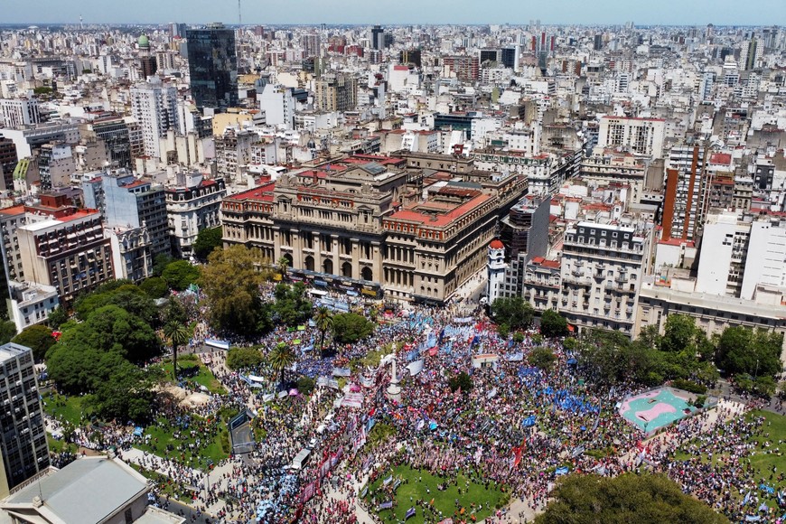 Members of the Argentine Workers' General Confederation and social organizations attend a protest against new Argentine President Javier Milei's economic reforms, outside the Justice Palace in Buenos Aires, Argentina December 27, 2023.  REUTERS/Agustin Marcarian?