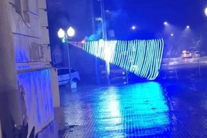 El adorno navideño dispuesto en la ciudad se derrumbó con el fuerte viento.