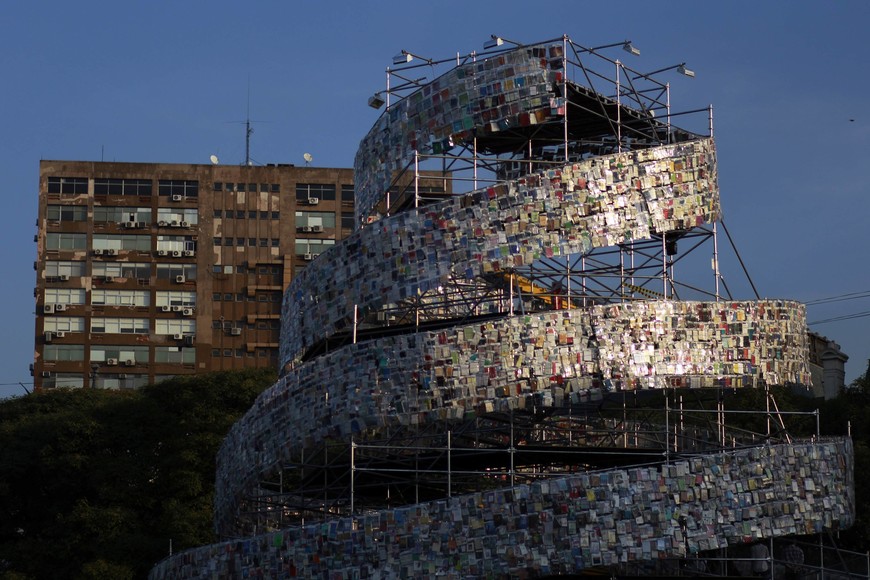 "Tower of Babel" by artist Marta Minujin is seen in Buenos Aires May 11, 2011. The 82-foot (25-meter) high installation,  made from 30,000 books, donated by readers, libraries and more than 50 embassies, is the latest landmark to dot the skyline of Buenos Aires, named 2011 World Book Capital by UNESCO.  REUTERS/Marcos Brindicci (ARGENTINA - Tags: SOCIETY) buenos aires  obra Torre de Babel de Marta Minujin buenos aires capital mundial del libro 2011 instalacion permomance arte efimero visitantes