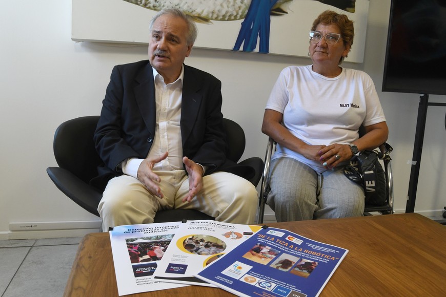 Luciano Zocola y  Mónica González contaron en qué consiste el programa "De la tiza a la robótica". Crédito: Luis Cetraro
