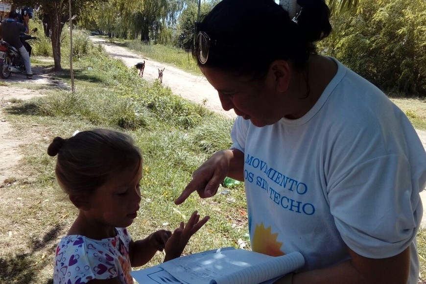 En los barrios hay que ir a buscar a los chicos para que vayan a las clases de apoyo y a las escuelas. Crédito: Gentileza