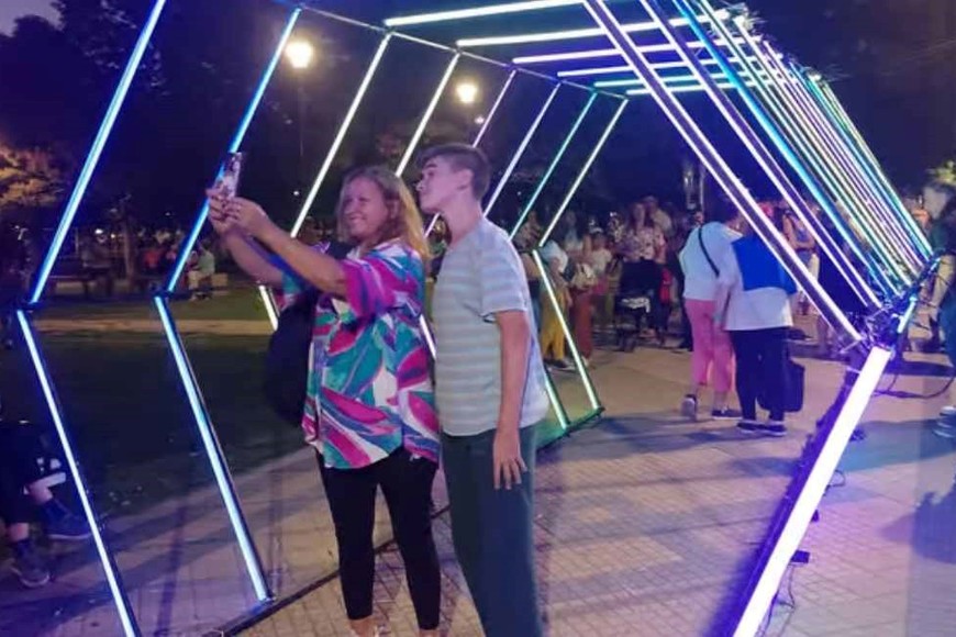 Puente led, donde los vecinos quisieron guardar un recuerdo. Foto: Sur24.