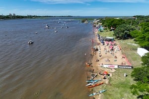 Pese al poco espacio de playa, los santafesinos disfrutan igual el verano a orillas de la Setúbal. Crédito: Fernando Nicola