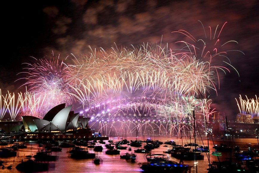 Fireworks are seen over the Sydney Opera House and Harbour Bridge during New Year's Eve celebrations in Sydney, Australia January 1, 2024. AAP Image/Dan Himbrechts via REUTERS        ATTENTION EDITORS - THIS IMAGE WAS PROVIDED BY A THIRD PARTY. NO RESALES. NO ARCHIVE. AUSTRALIA OUT. NEW ZEALAND OUT. NO COMMERCIAL OR EDITORIAL SALES IN NEW ZEALAND. NO COMMERCIAL OR EDITORIAL SALES IN AUSTRALIA.